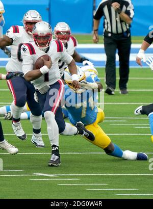 Inglewood, États-Unis. 07ème décembre 2020. Le quarterback des Patriots de la Nouvelle-Angleterre Cam Newton passe devant le nez des Chargers de Los Angeles sur Damion Square (71) lors du deuxième quart d'action au stade SOFI d'Inglewood, en Californie, le dimanche 6 décembre 2020. Les Patriots battent les Chargers 45-0. Photo de Jon SooHoo/UPI crédit: UPI/Alay Live News Banque D'Images