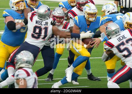 Inglewood, États-Unis. 07ème décembre 2020. Le quarterback des Chargers de Los Angeles Justin Herbert est abordé par les Patriots de la Nouvelle-Angleterre Deatrich Wise(91) dans le premier trimestre au stade SOFI à Inglewood, Californie, le dimanche 6 décembre 2020. Les Patriots battent les Chargers 45-0. Photo de Jon SooHoo/UPI crédit: UPI/Alay Live News Banque D'Images