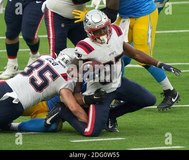 Inglewood, États-Unis. 07ème décembre 2020. Damien Harris, un nouveau-né des Patriots de la Nouvelle-Angleterre, a accidentellement fait remonter son genou par son coéquipier Ryan Izzo (85) lors du deuxième quart de match contre les Chargers de Los Angeles au stade SOFI d'Inglewood, en Californie, le dimanche 6 décembre 2020. Les Patriots battent les Chargers 45-0. Photo de Jon SooHoo/UPI crédit: UPI/Alay Live News Banque D'Images