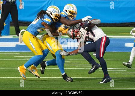 Inglewood, États-Unis. 07ème décembre 2020. Le linebacker des Chargers de Los Angeles Kenneth Murray Jr (56) s'attaque aux Patriots de la Nouvelle-Angleterre qui font marche arrière sur Damien Harris(37) dans le deuxième trimestre de l'action au stade SOFI d'Inglewood, Californie, le dimanche 6 décembre 2020. Les Patriots battent les Chargers 45-0. Photo de Jon SooHoo/UPI crédit: UPI/Alay Live News Banque D'Images