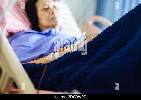 Les patients de la main de la vieille femme ont une transfusion sanguine à l'hôpital. Banque D'Images