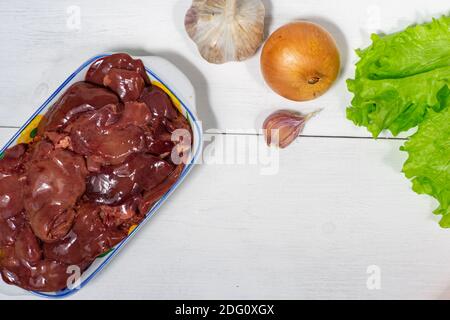 foie de poulet cru et légumes pour la cuisson. espace pour le texte et l'espace de copie Banque D'Images