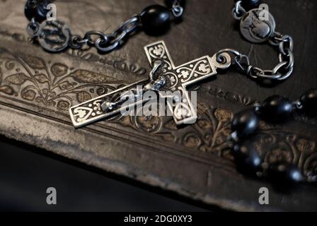 perles rosary et crucifix sur l'ancienne bible anglaise Banque D'Images