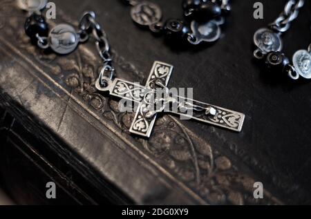 perles rosary et crucifix sur l'ancienne bible anglaise Banque D'Images