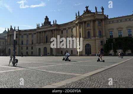 Berlin, Allemagne. 03ème octobre 2020. Scooter riders sur Bebelplatz, Unter den Linden dans le quartier berlinois de Mitte, la place, située dans le quartier historique de Dorotheenstadt, forme le centre du Forum Fridericianum.designed par le roi Frederick II lui-même.pris le 03.10.2020. Crédit: Manfred Krause crédit: Manfred Krause/dpa-Zentralbild/ZB/dpa/Alay Live News Banque D'Images