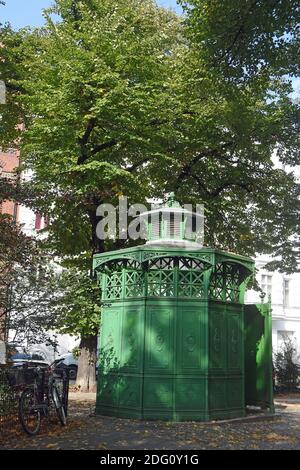 Berlin, Allemagne. 1er octobre 2020. Historique Berlin toilettes debout à Stephanplatz dans le Stephankietz, quartier Moabit dans le quartier Berlin Mitte, urinoirs publics à Berlin. Ces toilettes publiques se composent de sept segments muraux en fonte peints en vert et forment un plan d'étage octogonal, pris le 01.10.2020. Crédit: Manfred Krause crédit: Manfred Krause/dpa-Zentralbild/ZB/dpa/Alay Live News Banque D'Images