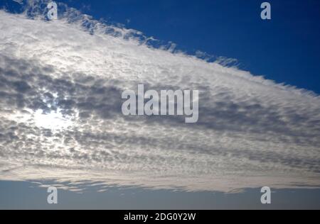 banque de nuages blancs de wispy sur fond bleu ciel, norfolk, angleterre Banque D'Images