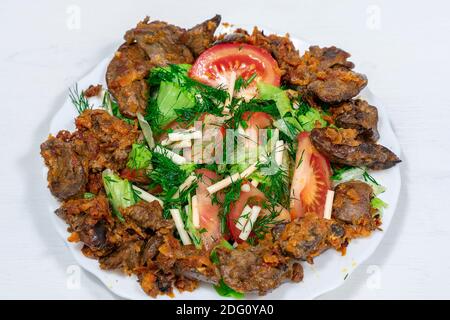 salade chaude foie de poulet gros plan. salade de légumes frais Banque D'Images