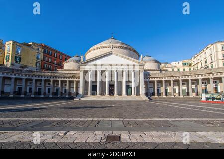 Une des principales églises de Naples, San Francesco di Paola a été achevée en 1816 sous le règne des Bourbons. Ici en particulier sa façade Banque D'Images