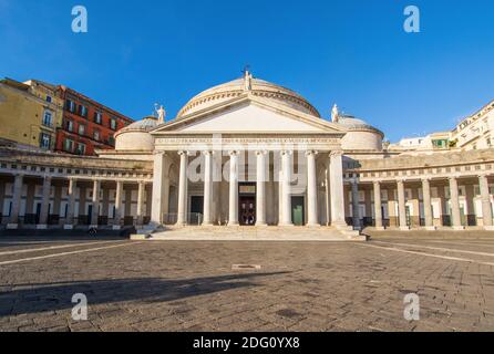 Une des principales églises de Naples, San Francesco di Paola a été achevée en 1816 sous le règne des Bourbons. Ici en particulier sa façade Banque D'Images