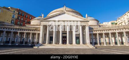 Une des principales églises de Naples, San Francesco di Paola a été achevée en 1816 sous le règne des Bourbons. Ici en particulier sa façade Banque D'Images