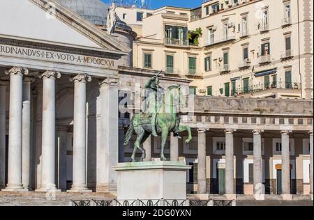 Une des principales églises de Naples, San Francesco di Paola a été achevée en 1816 sous le règne des Bourbons. Ici en particulier sa façade Banque D'Images