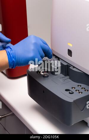 Introduction d'échantillons de sang dans une machine de biochimie Banque D'Images