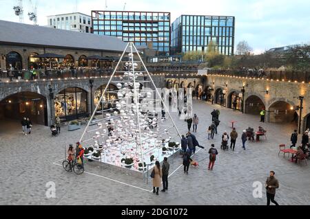 De retour à Coal Drops Yard pour les achats de Noël, manger et se réunir après la fin du deuxième confinement du coronavirus, à Kings Cross, au nord de Londres, au Royaume-Uni Banque D'Images