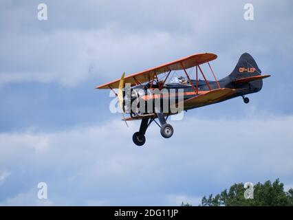 L'avion Waco UPF-7 à rayures noires et orange arrive Pour l'atterrissage à l'aéroport de Rockcliffe à Ottawa Banque D'Images