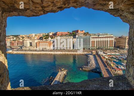 Les deux quartiers historiques de Naples, Chiaia et Pallonetto présentent une architecture merveilleuse. Ici, le front de mer vu de Castel dell'Ovo Banque D'Images