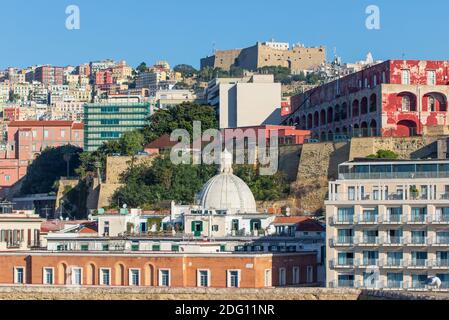 Les deux quartiers historiques de Naples, Chiaia et Pallonetto présentent une architecture merveilleuse. Ici, le front de mer vu de Castel dell'Ovo Banque D'Images