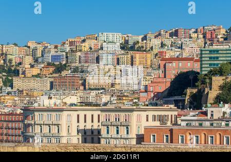 Les deux quartiers historiques de Naples, Chiaia et Pallonetto présentent une architecture merveilleuse. Ici, le front de mer vu de Castel dell'Ovo Banque D'Images