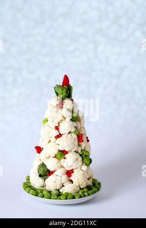 Arbre de Noël de légumes sur fond de bokeh argenté. Photo de haute qualité Banque D'Images