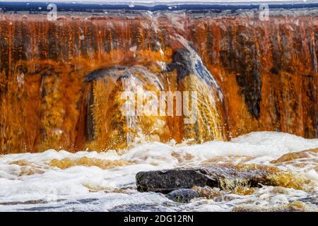 L'eau qui coule dans une petite cascade Banque D'Images