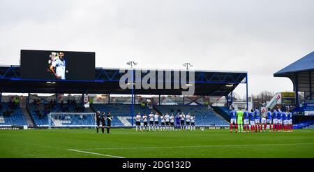 Applaudissements et respect payés pour l'ancien joueur de Portsmouth Papa Bouba Diop qui est décédé cette semaine pendant le Sky Bet EFL League One match entre Portsmouth et Peterborough United à Fratton Park , Portsmouth , Royaume-Uni - 5 décembre 2020 - usage éditorial seulement. Pas de merchandising. Pour les images de football, les restrictions FA et Premier League s'appliquent inc. Aucune utilisation Internet/mobile sans licence FAPL - pour plus de détails, contactez football Dataco Banque D'Images