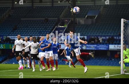 John Marquis de Portsmouth dirige le ballon clair pendant le Sky Bet EFL League One match entre Portsmouth et Peterborough United à Fratton Park , Portsmouth , Royaume-Uni - 5 décembre 2020 Banque D'Images