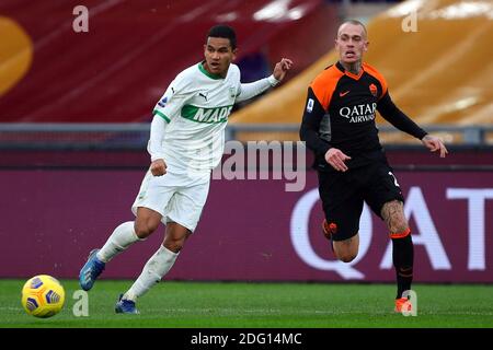 Marlon de Sassuolo (L) vies pour le ballon avec Rick Karsdorp de Roma (R) pendant le championnat italien Serie UN match de football entre AS Roma et US Sassuolo Calcio le 6 décembre 2020 au Stadio Olimpico à Rome, Italie - photo Federico Proietti / DPPI / LM Banque D'Images