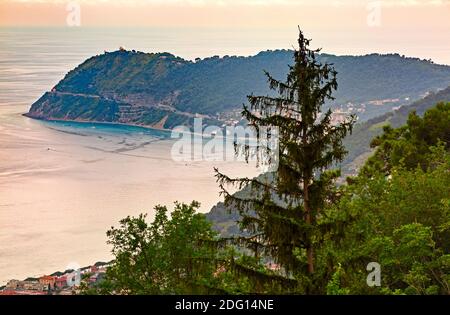 Italie côte Ligure ville d'alassio, paysage naturel avec ciel de mer et végétation Banque D'Images