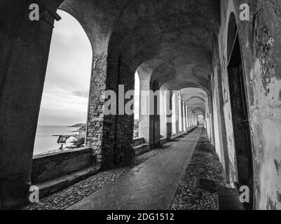 Architecture historique de la logge de Santa Chiara, dans la vieille ville de Porto Maurizio en Ligurie, image en noir et blanc. Banque D'Images