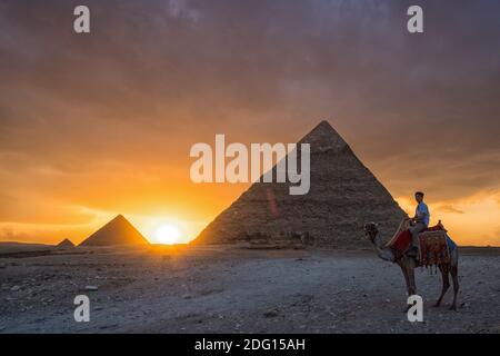 Coucher de soleil derrière les Pyramides Banque D'Images
