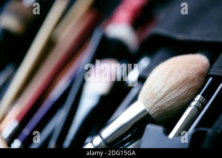 Jeu de pinceaux de maquillage dans un sac de maquillage noir. Des outils de beauté pour des visites professionnelles. Pinceaux pour maskara, fards à paupières, fondation, rouge à lèvres, fard à joues et fac Banque D'Images
