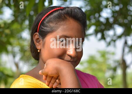 Gros plan d'une adolescente bengali indienne portant un salwar de couleur jaune et une dhupatta rose avec bindi sur le front, concentration sélective Banque D'Images