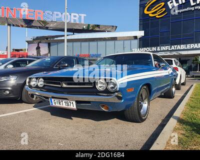 Graz, Autriche - 21 septembre 2020 : Blue Dodge Challenger R/T Evolution, première génération-1971. Voiture classique de muscle américain Banque D'Images