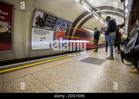 LONDRES, Royaume-Uni - 25 MARS 2019 : train arrivant à la station de métro historique Baker Street à Londres Banque D'Images