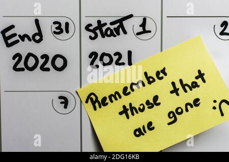 Un calendrier avec la date de 2020-2021 et la résolution du nouvel an écrit sur un pense-bête - Banque D'Images