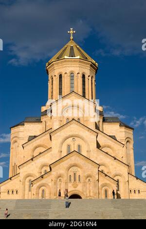 La cathédrale Sainte-Trinité de Tbilissi, communément connue sous le nom de Sameba, est la principale cathédrale chrétienne orthodoxe géorgienne, située à Tbilissi, en Géorgie Banque D'Images