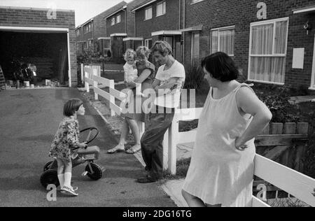 1970s familles britanniques, bavardant, à l'extérieur de leurs foyers, se faire des amis, apprendre à se connaître, 1977 nouveaux logements développement Angleterre. Milton Keynes Buckinghamshire HOMER SYKES Banque D'Images