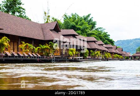 Bateau de maison près de la rivière Kwai à Kanchanaburi Thaïlande Asie Banque D'Images