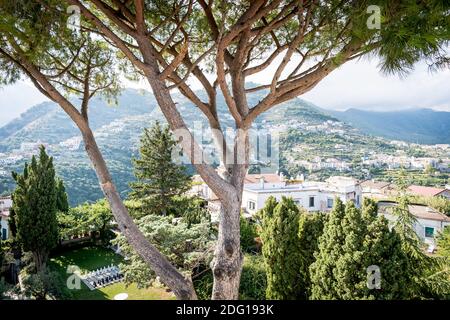 La vue imprenable sur les flancs de la colline a été prise depuis le toit de la Villa Eva dans la ville de Ravello Italie. Banque D'Images