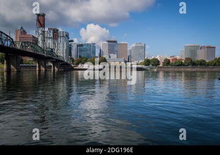 Portland, Oregon / Etats-Unis: 05 oct 2019 - UNE vue sur le pont Hawthorne de l'autre côté de la rivière Willamette par une journée ensoleillée spectaculaire. Banque D'Images