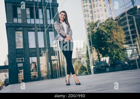 Photo pleine longueur de la jeune femme d'affaires tenir l'ordinateur portable porter des vêtements de coffrage tenez-vous à l'extérieur du bâtiment dans le centre-ville Banque D'Images