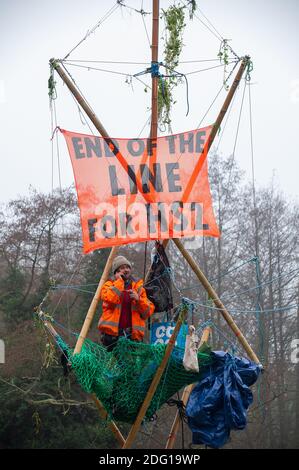 Denham, Buckinghamshire, Royaume-Uni. 7 décembre 2020. DaN Hooper, un vétéran de l'éco-activiste connu sous le nom de Swampy, est actuellement enfermé sur une énorme structure de bambou dans la rivière Colne à Denham. Les activistes ont mis en place la « balise de la vérité » tôt ce matin. HS2 a déjà abattu de nombreux arbres matures dans le parc régional de Denham avant la construction du pont. Les activistes anti-rébellion HS2 du camp de protection de la faune de Denham Ford tentent d'empêcher le pont de traverser la rivière Colne aujourd'hui et d'autres destructions de bois par HS2. Crédit : Maureen McLean/Alay Live News Banque D'Images