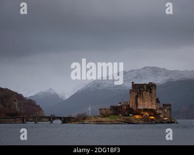Château d'Eilean Donan au crépuscule en hiver. Dornie, Highland, Écosse Banque D'Images