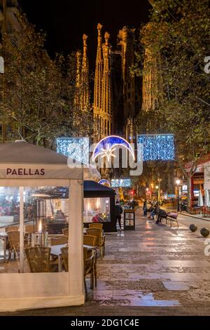 Centre commercial piétonnier Avinguda Gaudi orné de lumières de Noël et de la basilique Sagrada Familia de Gaudi en arrière-plan, Barcelone, Catalogne, Espagne Banque D'Images