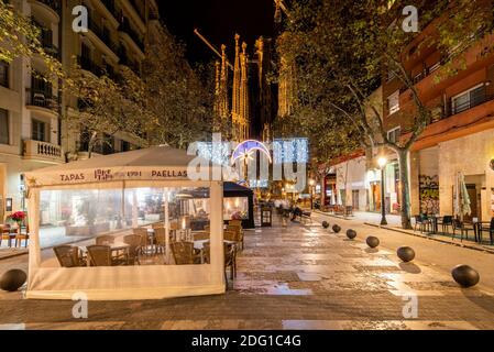 Centre commercial piétonnier Avinguda Gaudi orné de lumières de Noël et de la basilique Sagrada Familia de Gaudi en arrière-plan, Barcelone, Catalogne, Espagne Banque D'Images