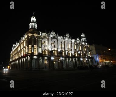 Vue nocturne du Gran Teatro de la Habana (Grand Théâtre de la Havane) et du célèbre hôtel Inglaterra près du parc central de la Havane, Cuba Banque D'Images