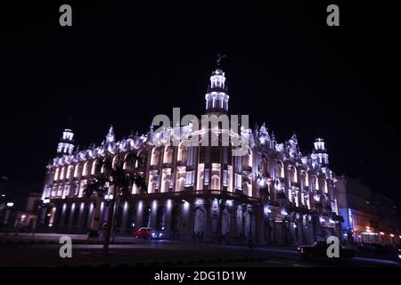 Vue nocturne du Gran Teatro de la Habana (Grand Théâtre de la Havane) et du célèbre hôtel Inglaterra près du parc central de la Havane, Cuba Banque D'Images