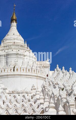 Pagode Myatheindans (également connue sous le nom de Pagode Hsinbyume), Mingun, Myanmar (Birmanie), Asie en février avec le chiffre de moine pour montrer l'échelle Banque D'Images