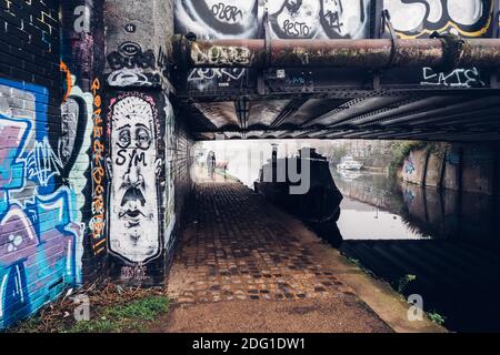 Un pont sur le canal de navigation de la rivière Lea, Hackney Wick, est de Londres, Angleterre, Royaume-Uni, Europe. 2020 Banque D'Images