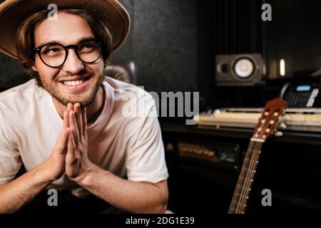 Portrait d'un chanteur souriant et attrayant, créateur de musique en studio d'enregistrement. Production musicale Banque D'Images